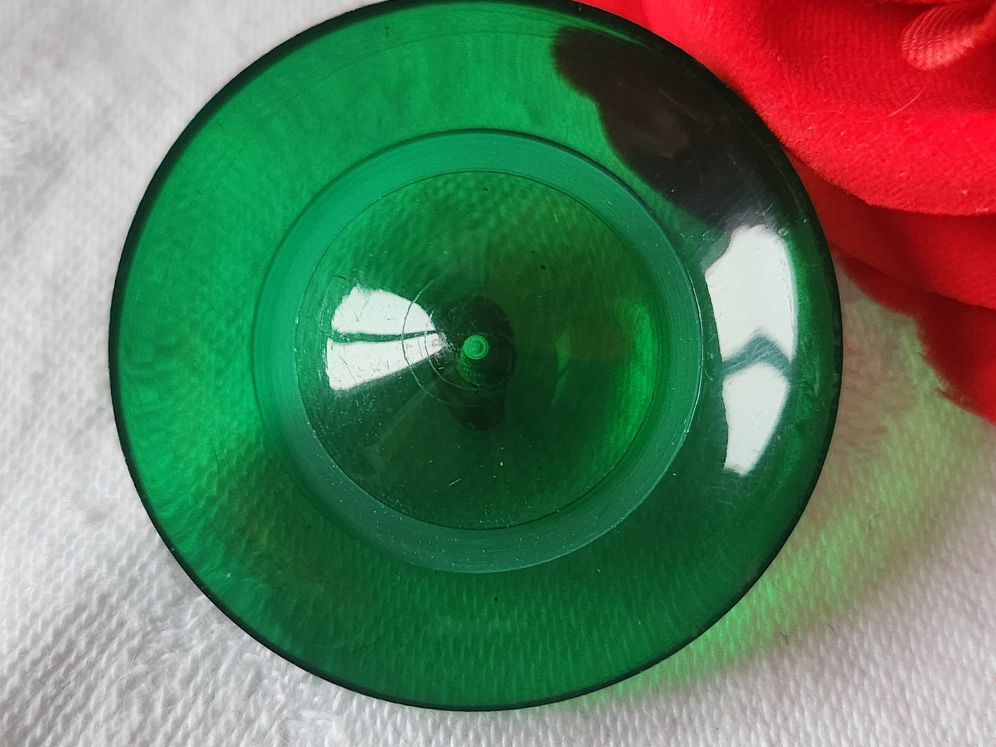 Gros bouton vintage vert transparent pied laiton 3,9 mm ref 1320