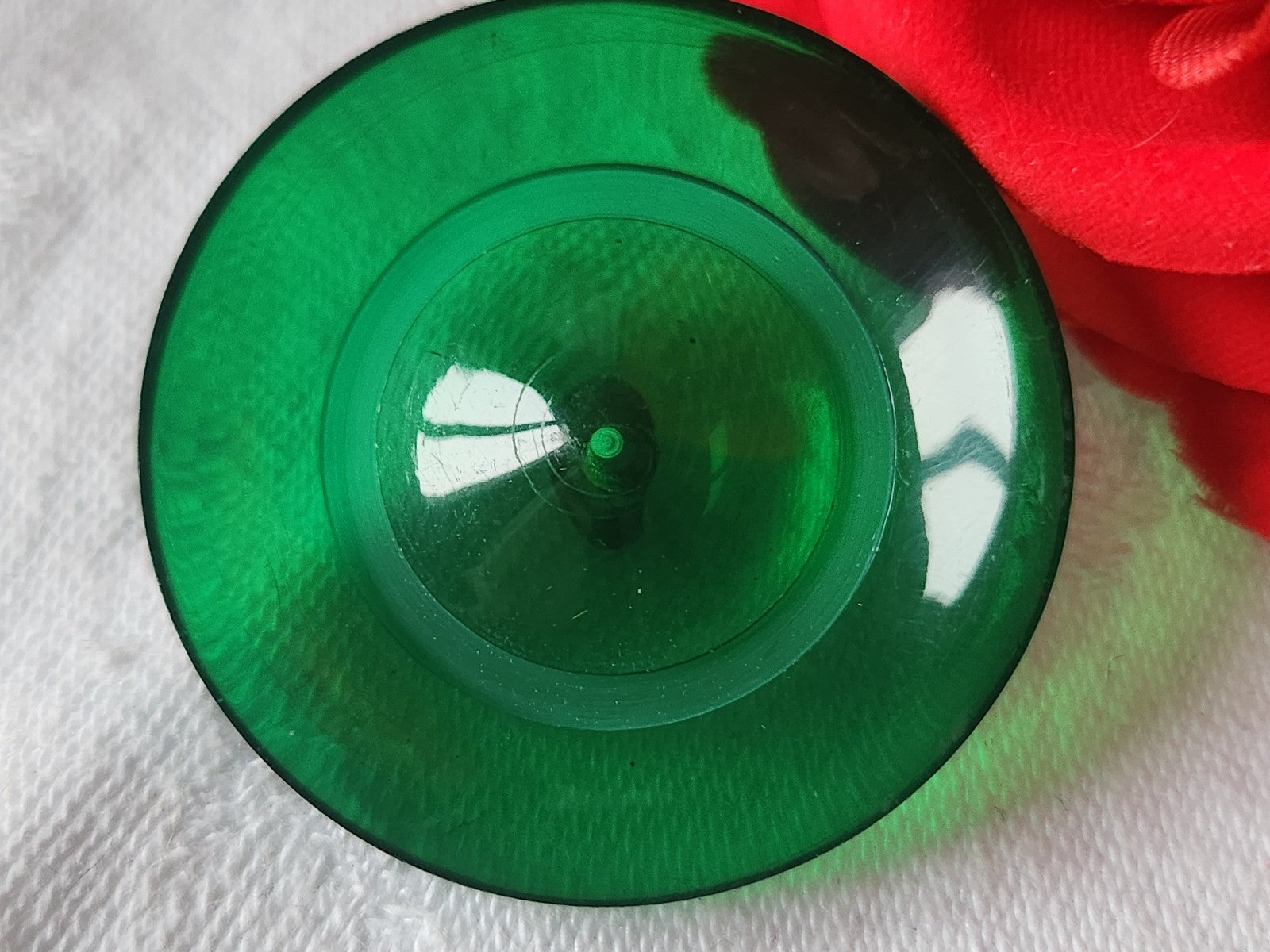 Gros bouton vintage vert transparent pied laiton 3,9 mm ref 1320