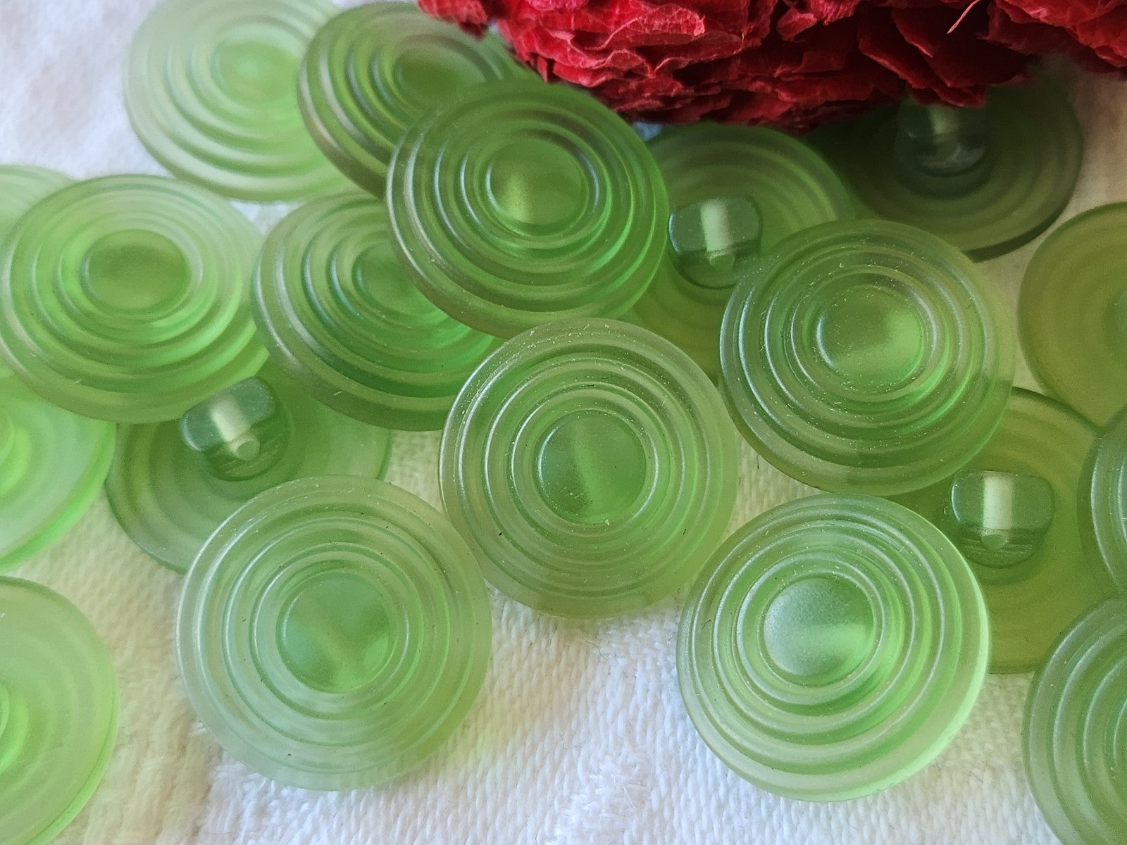 Lot 9  boutons vintage vert mat spirale pied 1,7 cm ref 4980