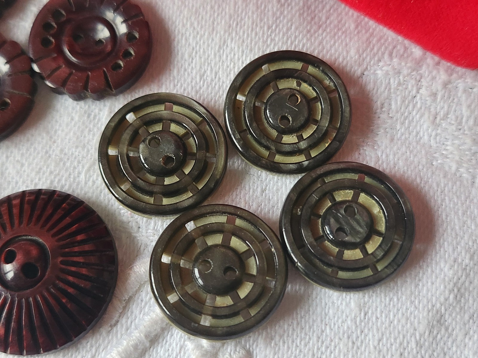 Lot 10 boutons anciens  ajouré mignon 1,8 à 2,2 cm ref 397