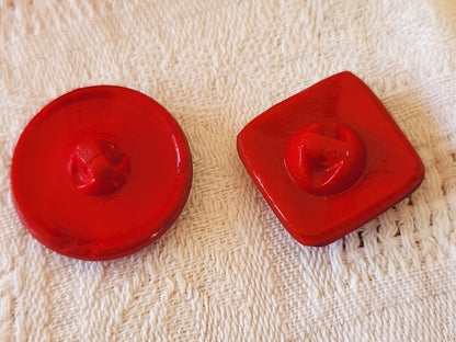 Duo boutons anciens en verre rouge 1,8 cm et 2,1 cm argenté D17M