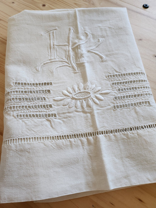 Ancien retour de drap blanc monogramme HK jour échelle découverte marguerite B8