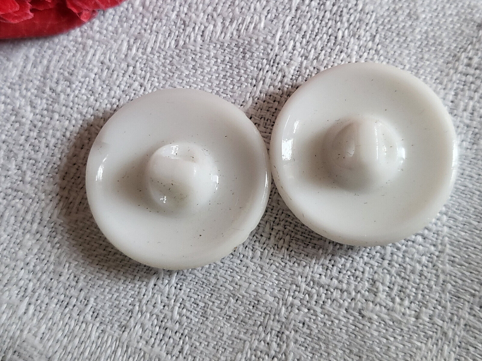 Duo boutons anciens en verre blanc effet tissé à pied vintage 2 cm D7B