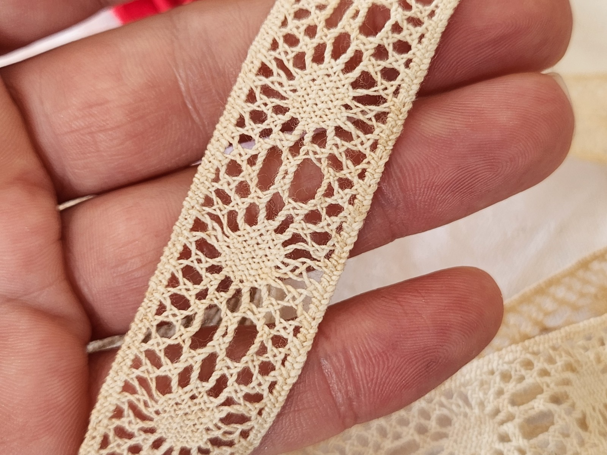 Dentelle ancienne grande longueur 4 mètres 90 sur  2,2 cm T2-7