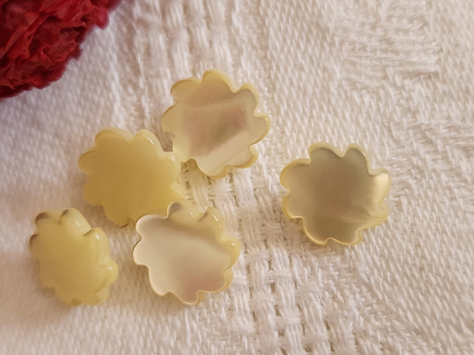 Lot 5 boutons anciens en nacre travaillé jaune 1/1,1 cm pied ref 234