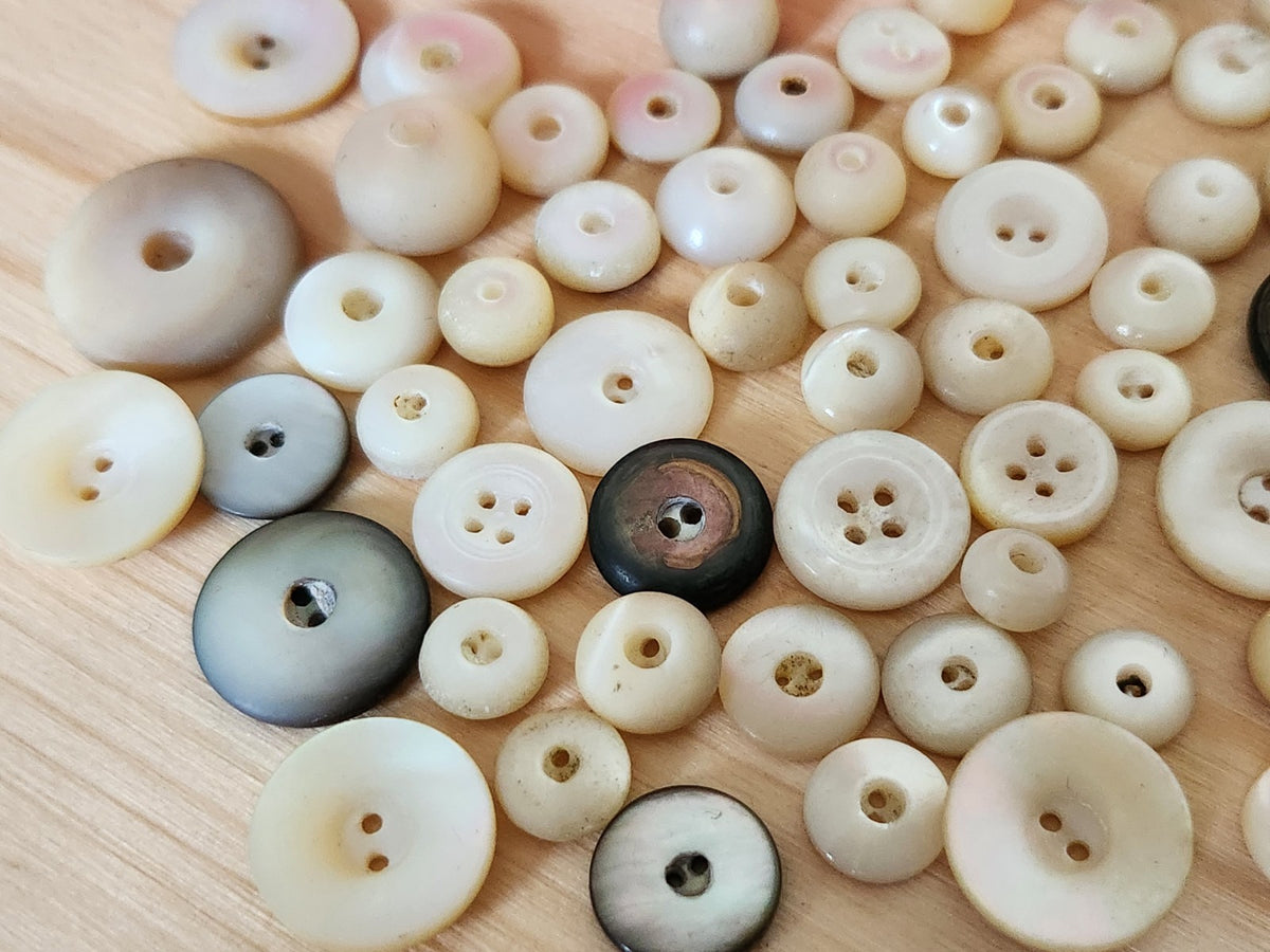 Lot 60 boutons anciens en nacre mini sifflet deux trous 0,7 cm à 1,9 cm T8