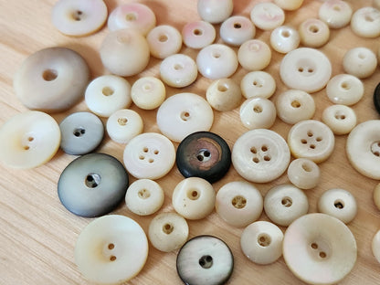 Lot 60 boutons anciens en nacre mini sifflet deux trous 0,7 cm à 1,9 cm T8