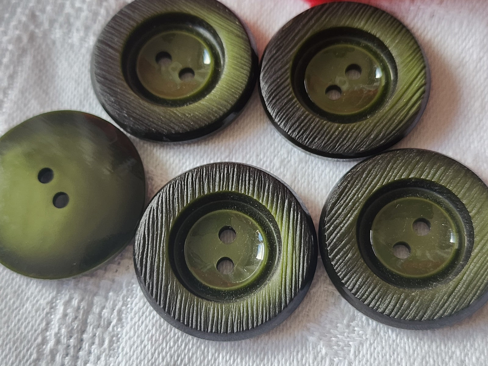 Lot 5 boutons vintage  vert bord texturé gros 2,66 cm ref 4898