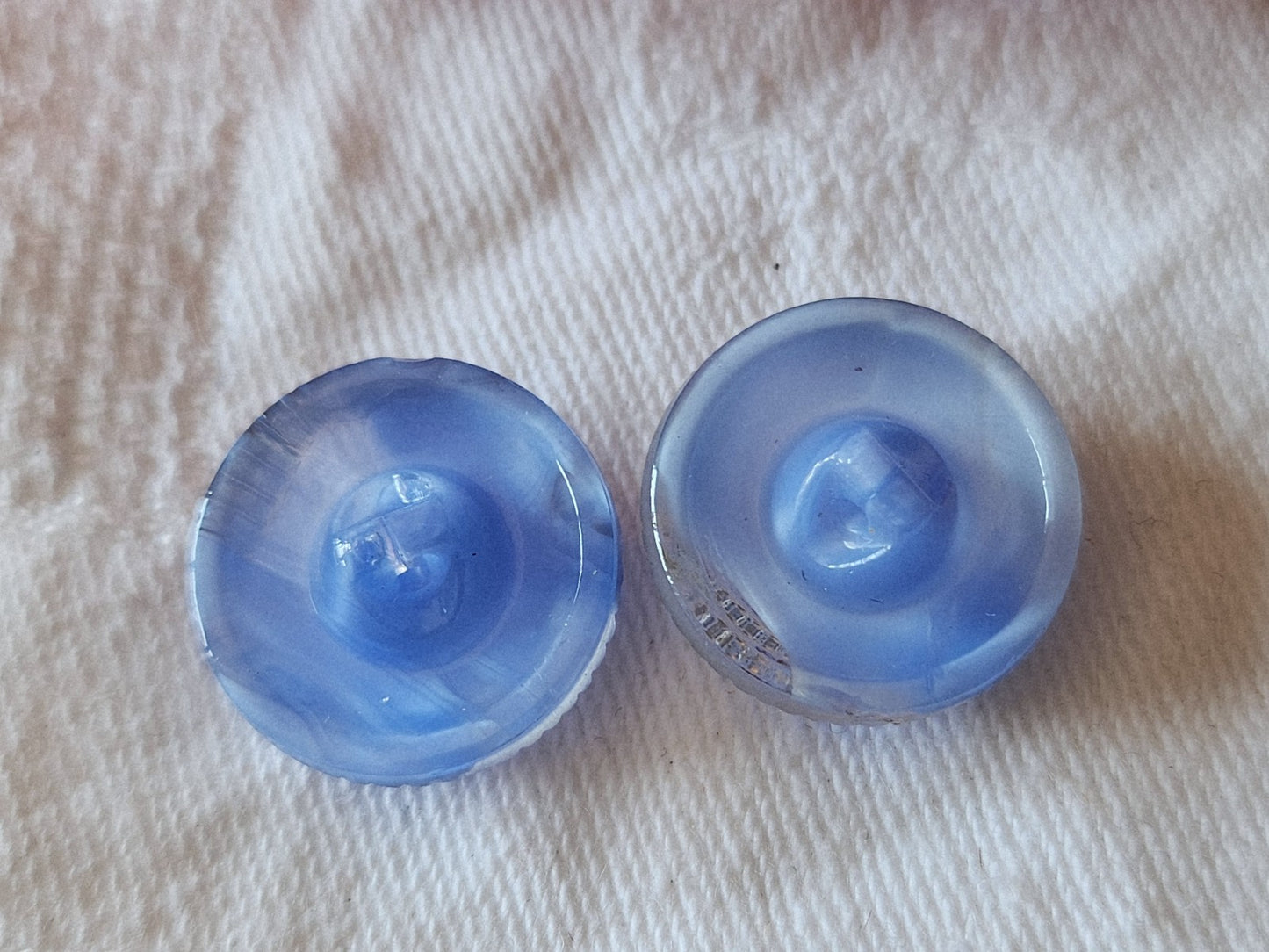 Duo boutons anciens en verre bleu doré laiteux collection  1,7 cm D4L