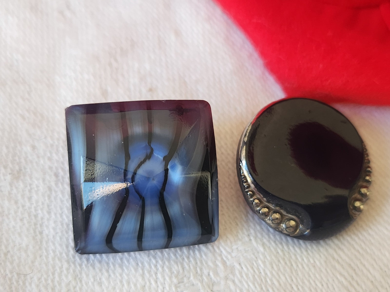 Duo boutons anciens en verre bleu à pied  1,7 et 1,8 cm D14E