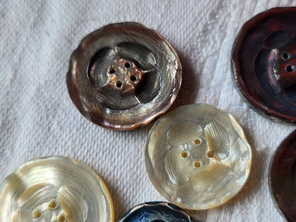 Collection lot 10 boutons ancien en nacre ciselé 1,5 à 2,2 cm ref 3552