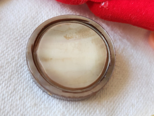 Bouton vintage en nacre sculpté ancien pied métal 2,3 cm D7C
