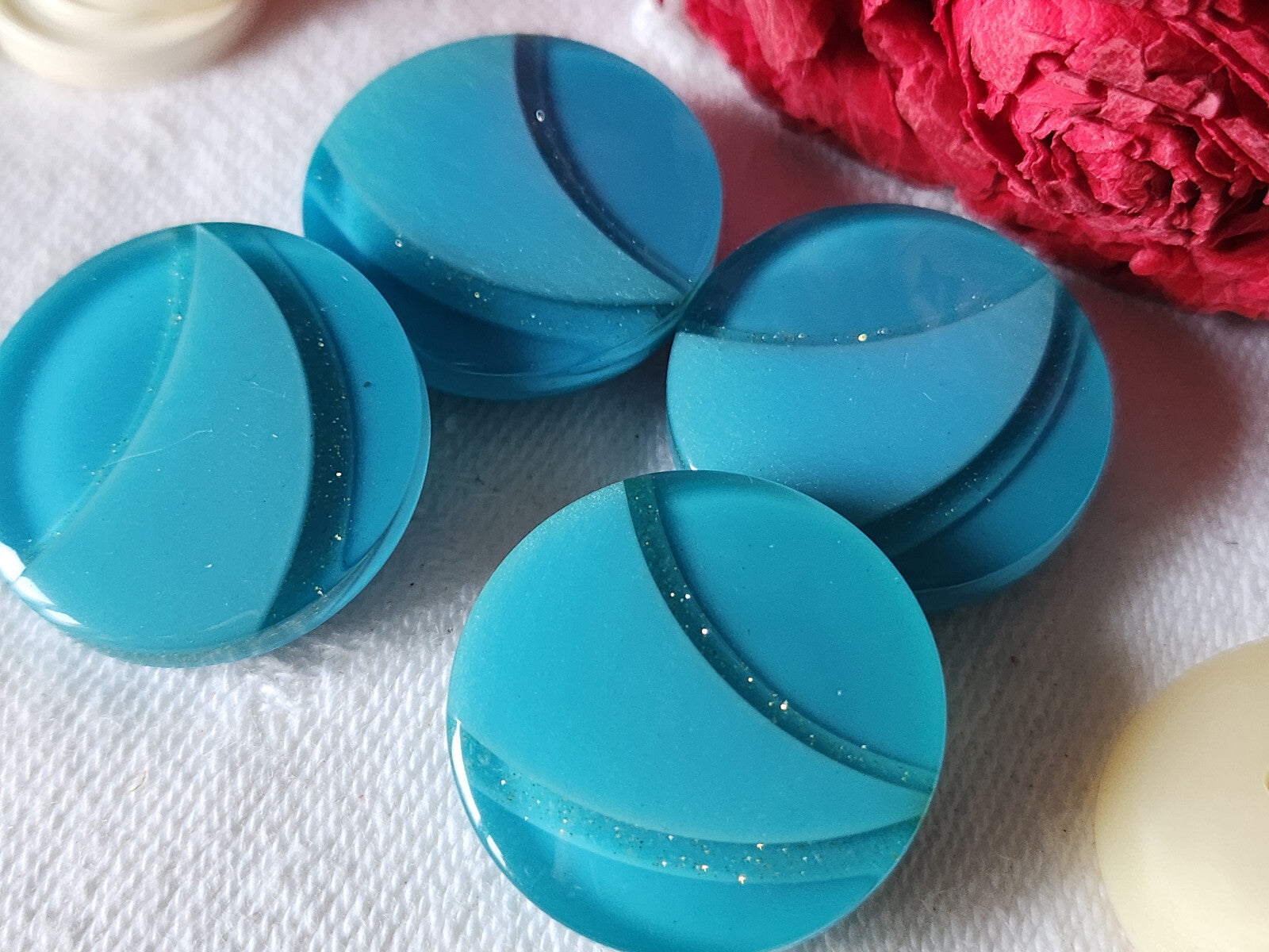 Lot 4 ravissants  boutons vintage bleu inclusion paillette pied 2,1 cm ref 1764