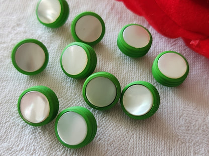 Lot 10 boutons anciens en nacre vert  pied petits 1,1 cm ou 11 mm  ref 4014