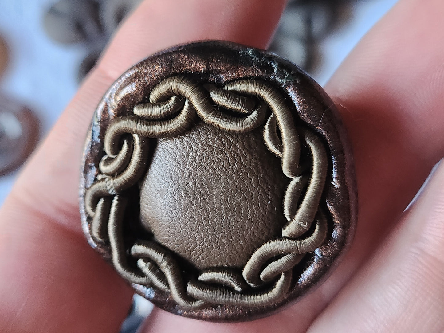 Collection gros bouton en resine cuir marron vintage diamètre  3,5 cm ref 362