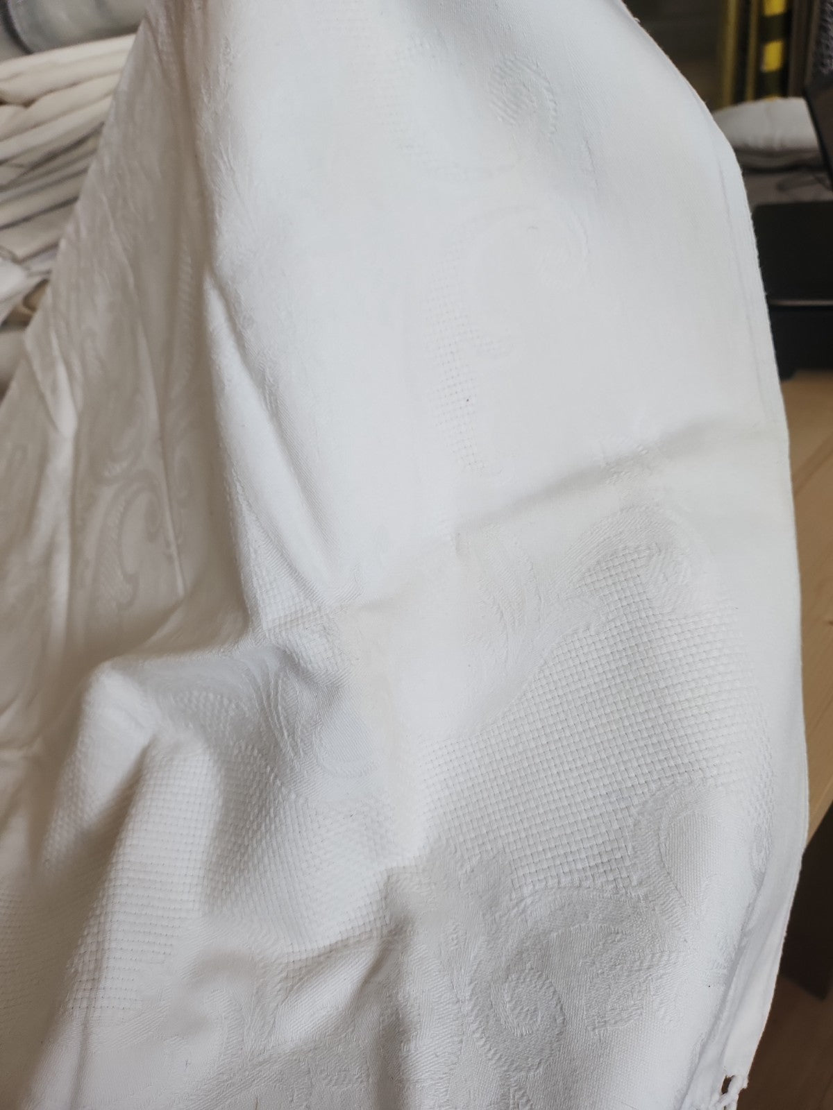 Ancien cache torchon ou serviette frangée blanc damassée B6