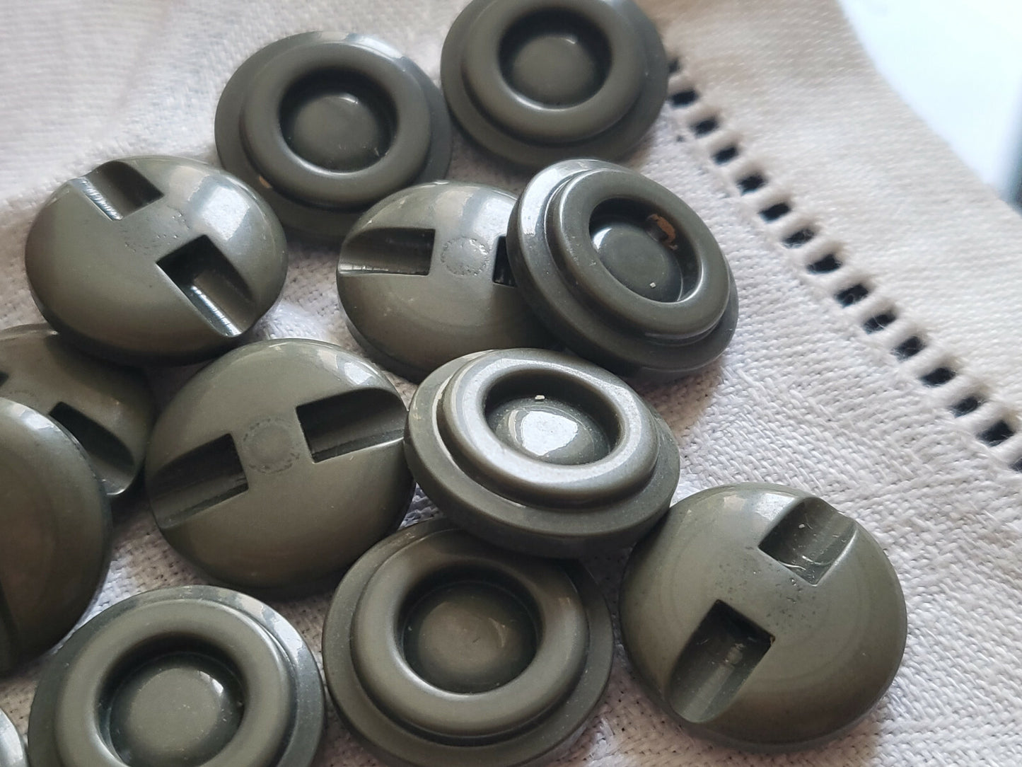 Lot 12 boutons vintage gris travaillé à pied diamètre 1,6 cm ref 5537