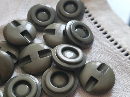 Lot 12 boutons vintage gris travaillé à pied diamètre 1,6 cm ref 5537