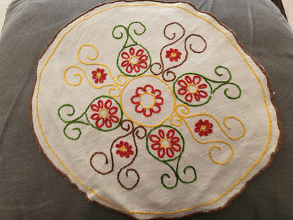 Napperon ancien ou centre de coussin broderie main toile 26,5 cm B6-24