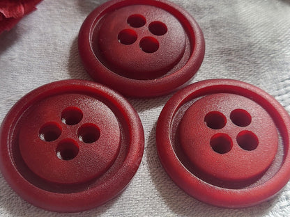 Trio gros boutons vintage rouge à trou mat 3 cm ref 5392