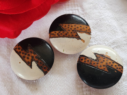Trio boutons anciens en bois peint collection   à pied 2,6  cm ref 1925