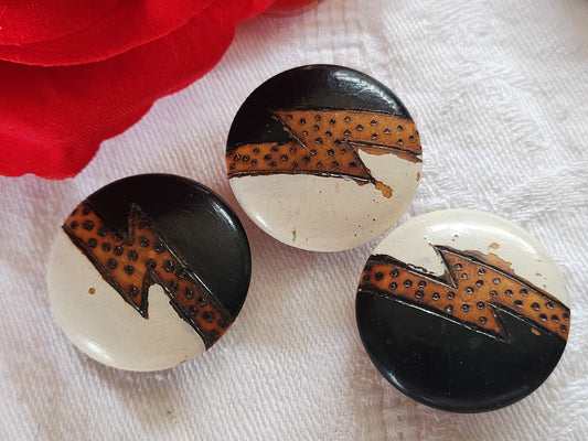 Trio boutons anciens en bois peint collection   à pied 2,6  cm ref 1925