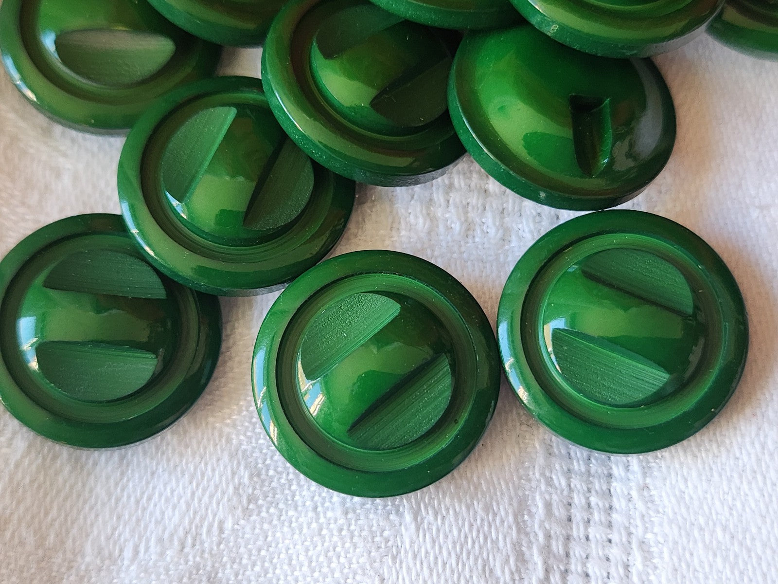 Lot 10 boutons vintage vert travaillé à pied 1,9 cm ref 5016