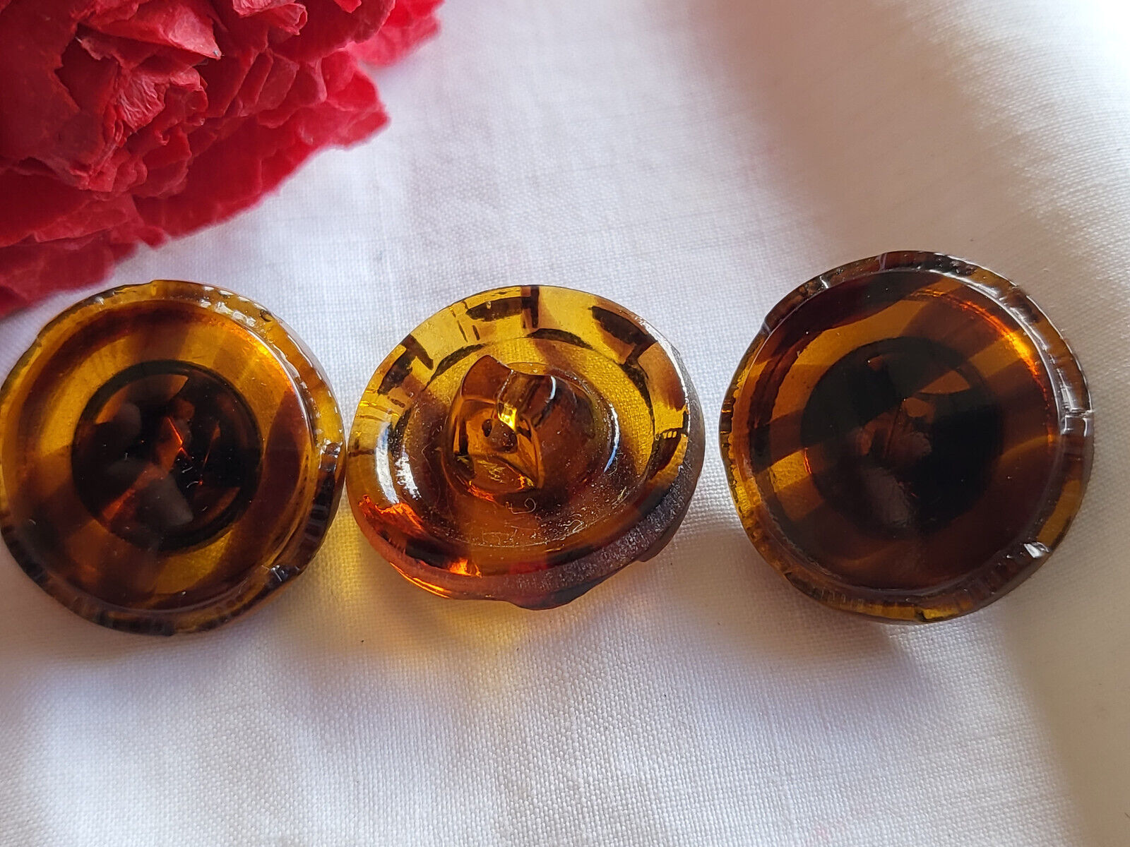 Trio boutons anciens en verre effet écaille pourtour chantournant 1,7 cm D14L