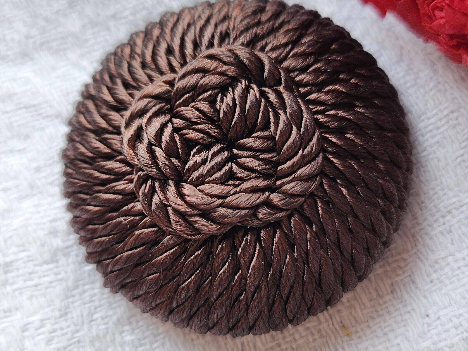 Enorme bouton ancien en  passementerie marron vintage pied 3,7 cm ref 424