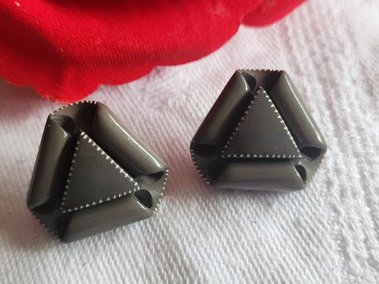 Collection duo boutons anciens gris volume triangle pied laiton 1,8 cm D5J
