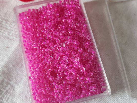 Lot environ 22 grammes de perles de rocaille rose deux tons  n°9