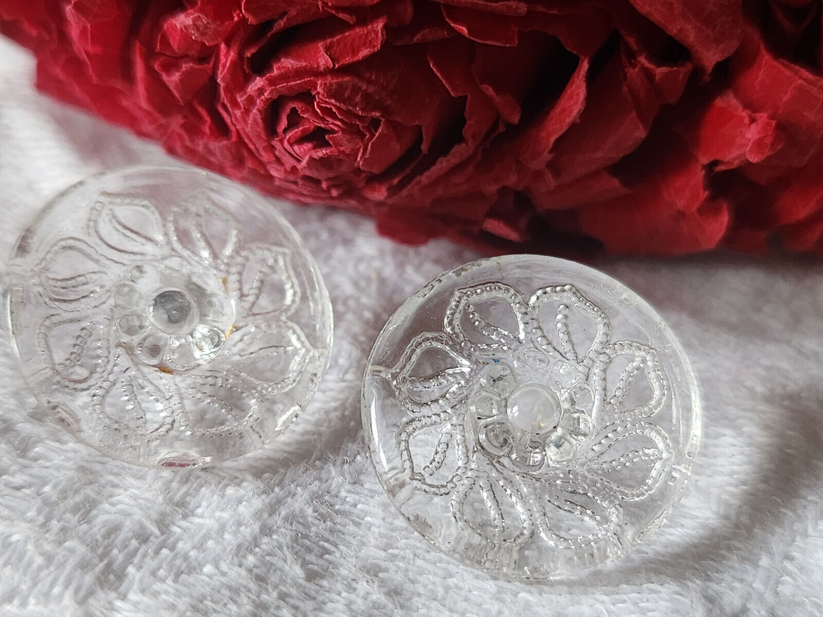 Duo boutons anciens en verre coeur fleur rehaussé 1,9 cm G15D