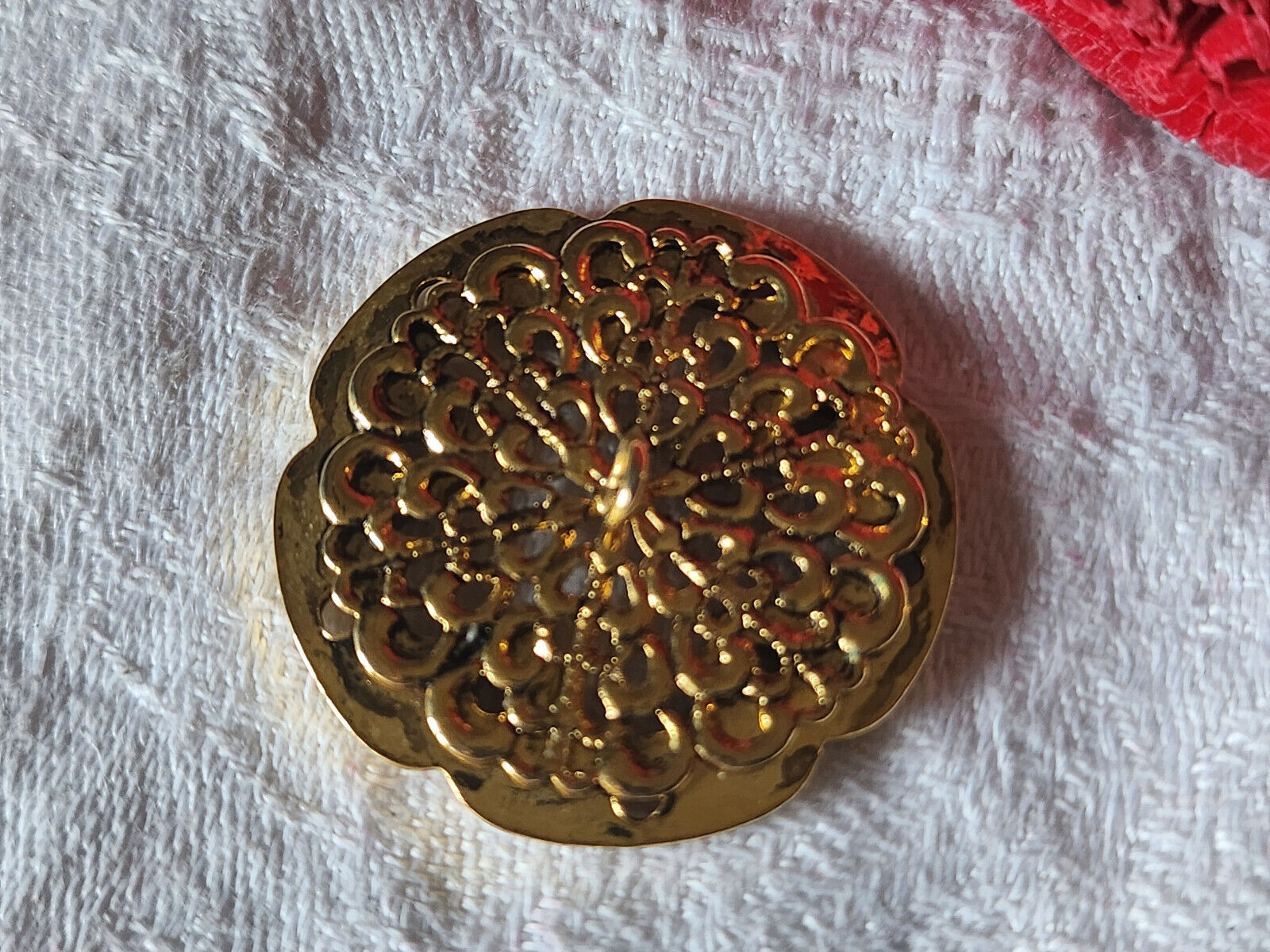 Enorme bouton vintage en métal motif ajouré 3,4 cm ref 621