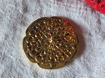 Enorme bouton vintage en métal motif ajouré 3,4 cm ref 621