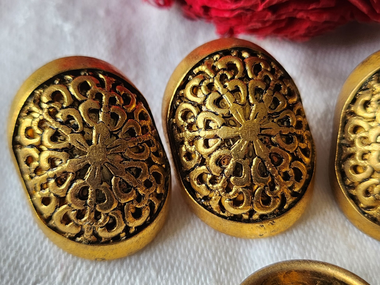 Lot 6  boutons vintage en métal effet compressé lourd 2,7 sur 1,9 cm ref 3789