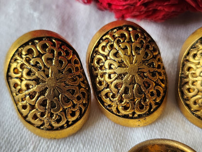Lot 6  boutons vintage en métal effet compressé lourd 2,7 sur 1,9 cm ref 3789