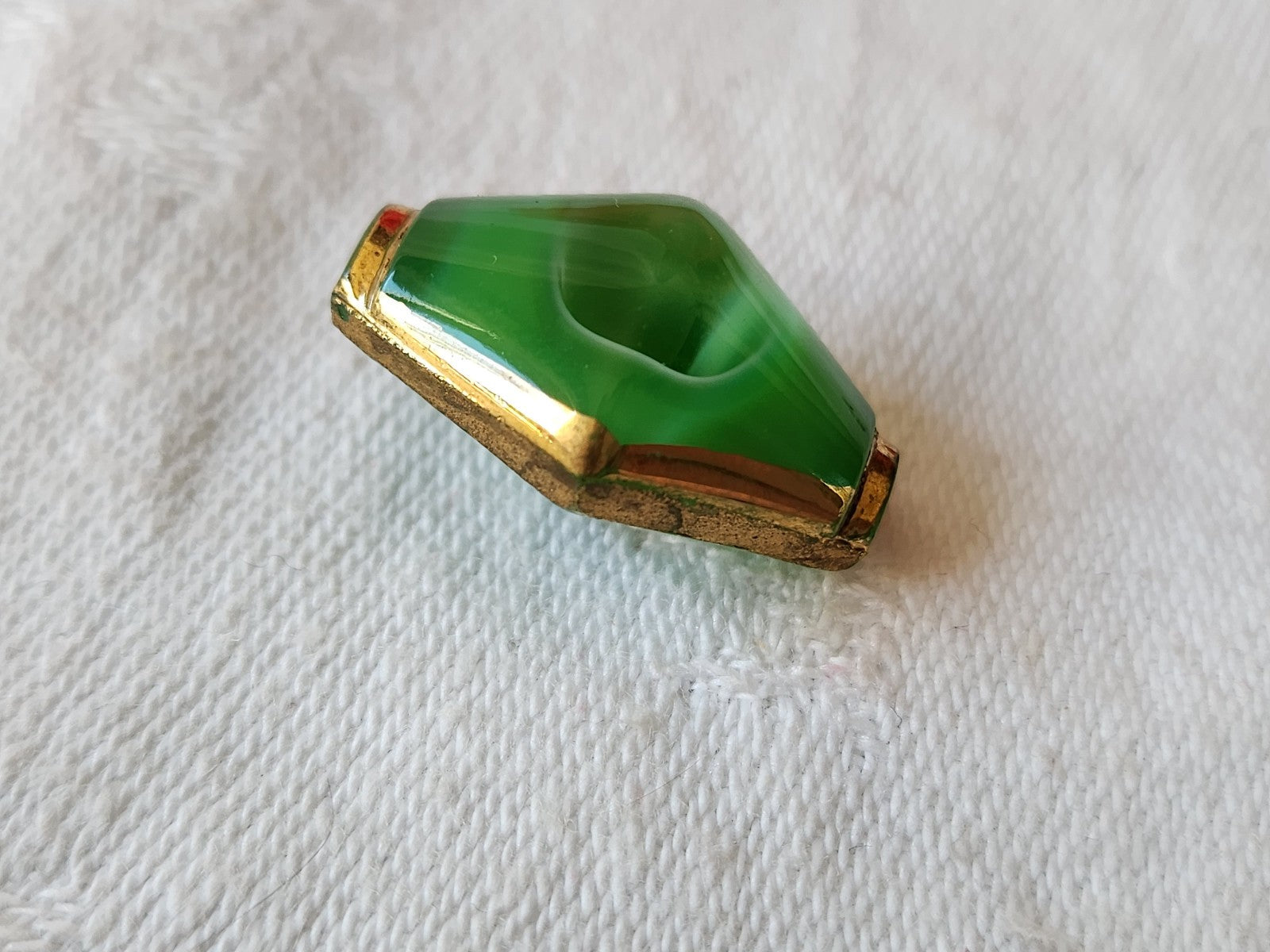 bouton ancien en verre laiteux vert 2,1 sur 1,7 cm D8K