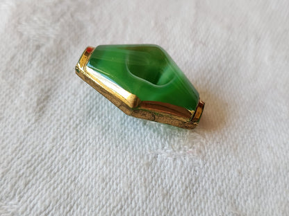 bouton ancien en verre laiteux vert 2,1 sur 1,7 cm D8K