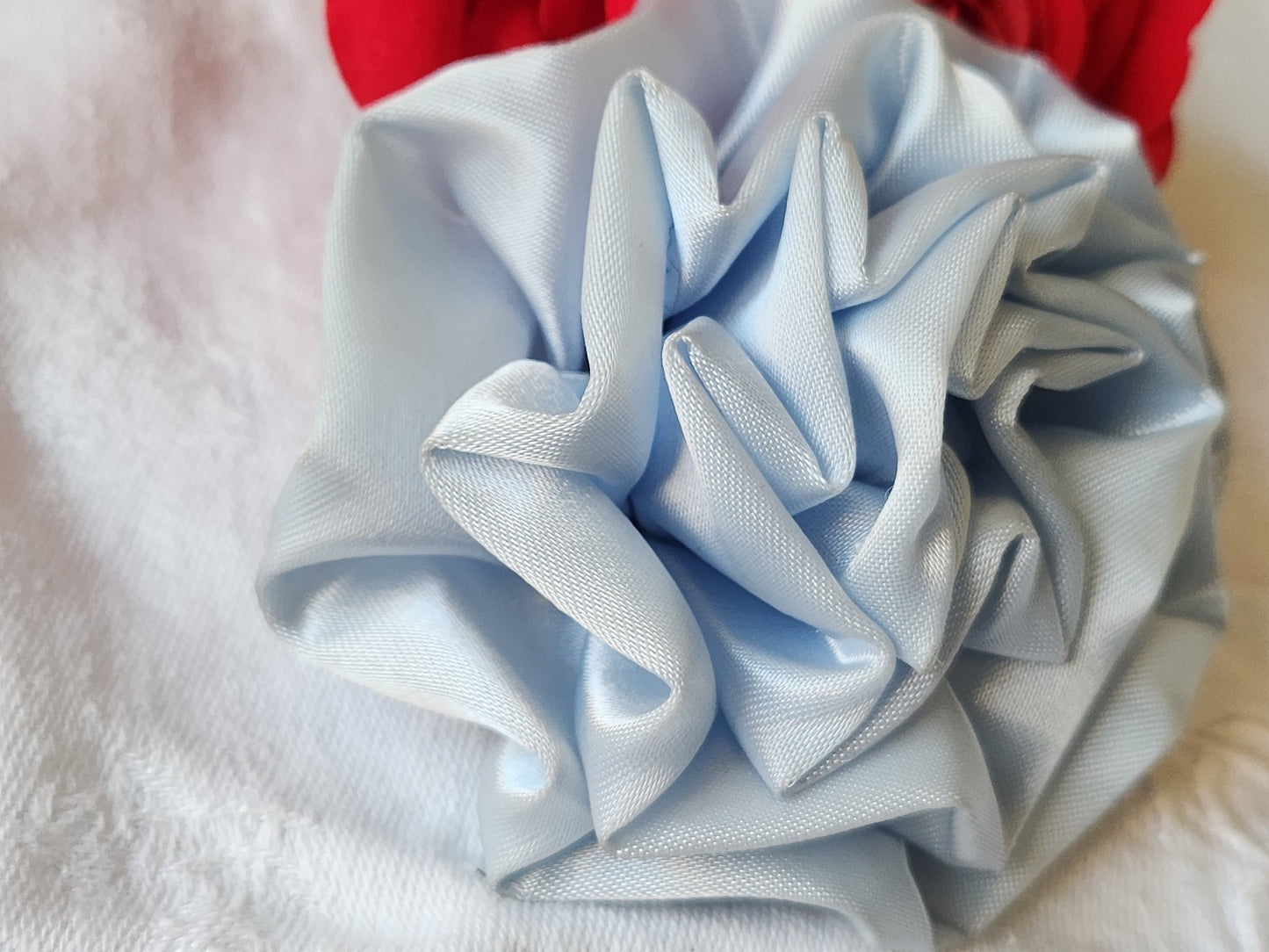 Grosse fleur ancienne bleu  rayonne  montée en broche modiste T0-19