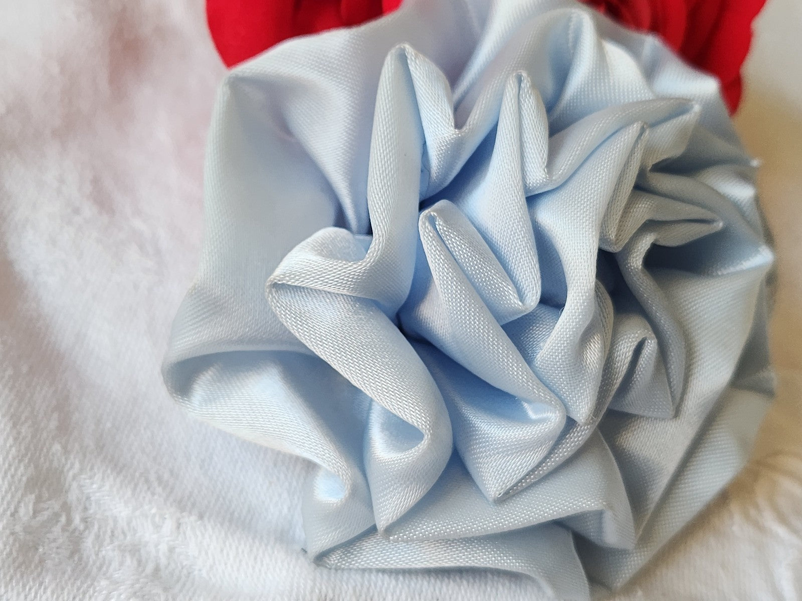 Grosse fleur ancienne bleu  rayonne  montée en broche modiste T0-19