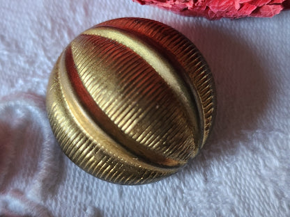 Gros bouton ancien en métal  bombé travaillé collection   2,6 cm D7S