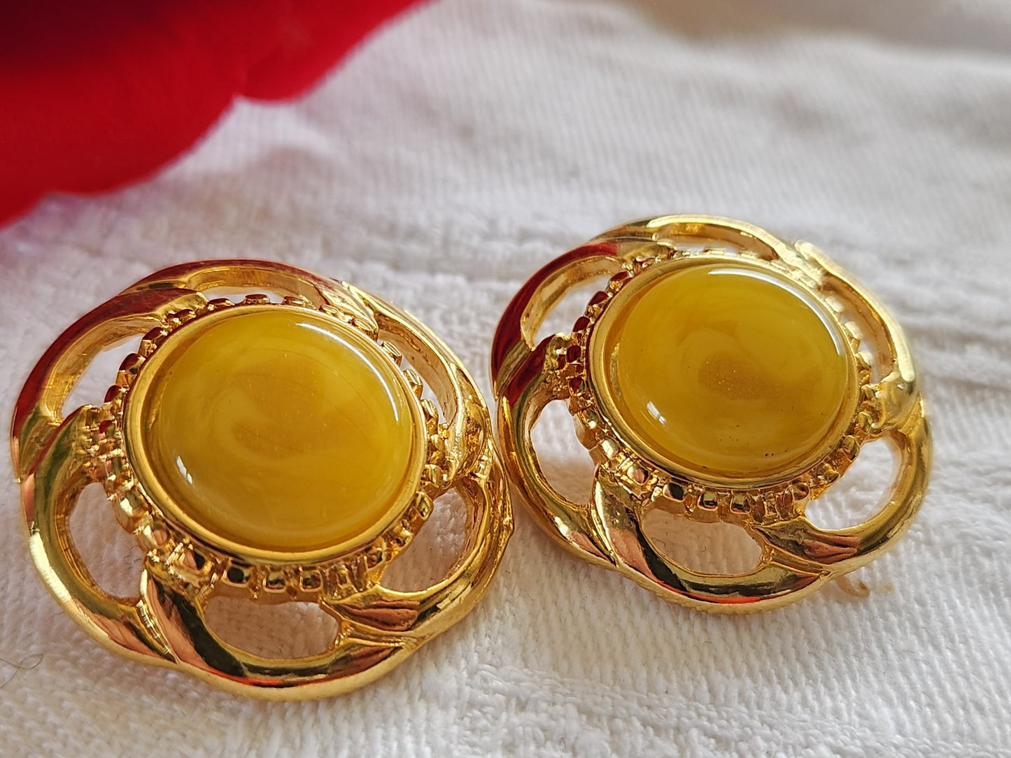 Duo boutons vintage métal coeur jaune moucheté 2,6 cm lourd doré D17P