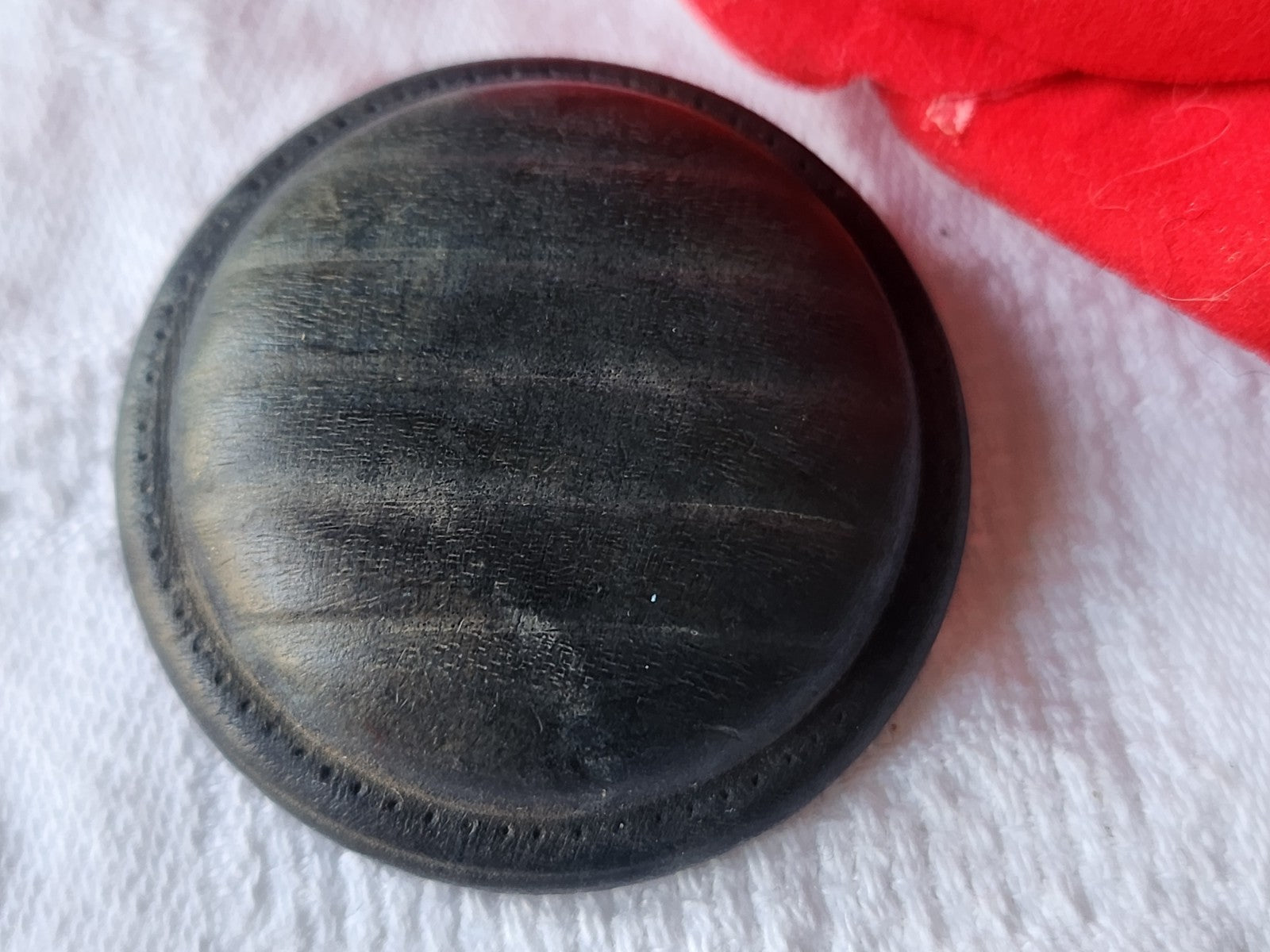 Gros bouton ancien en bois bleu attache agrafe 4 cm ref 3930