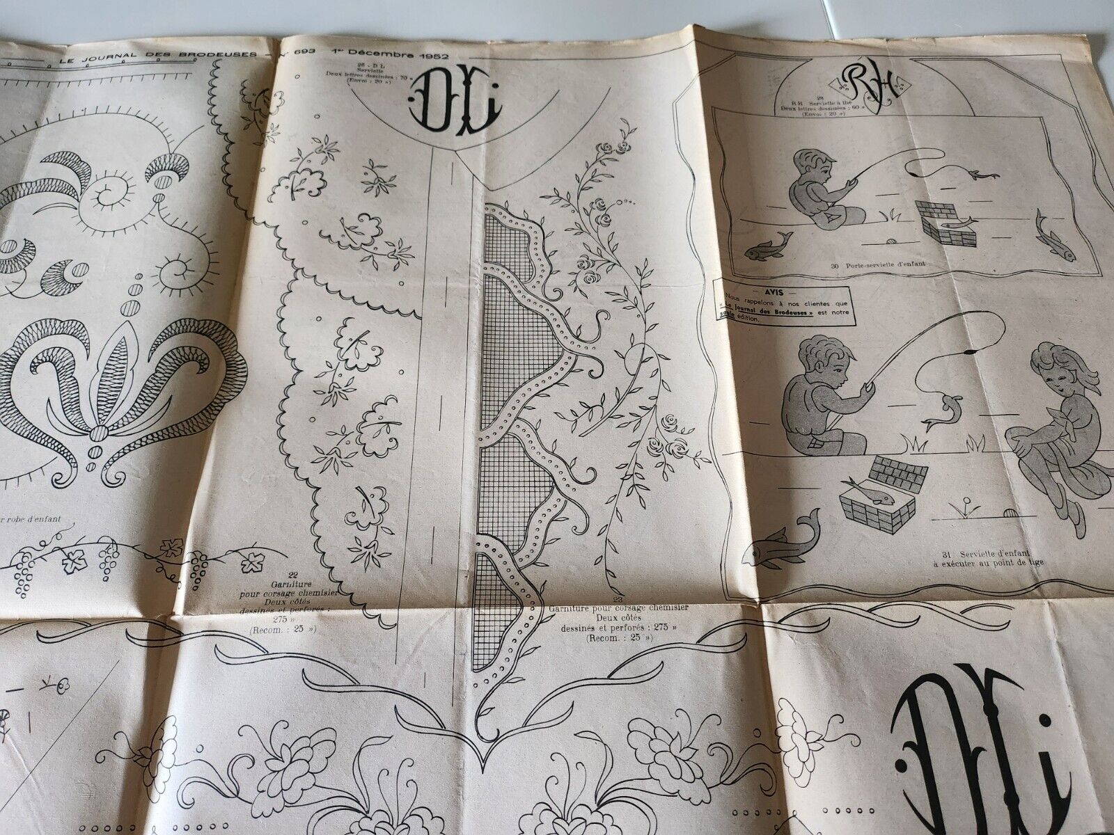 Le journal des brodeuses 1952  n° 693 dessous de vase motifs et ecussons divers