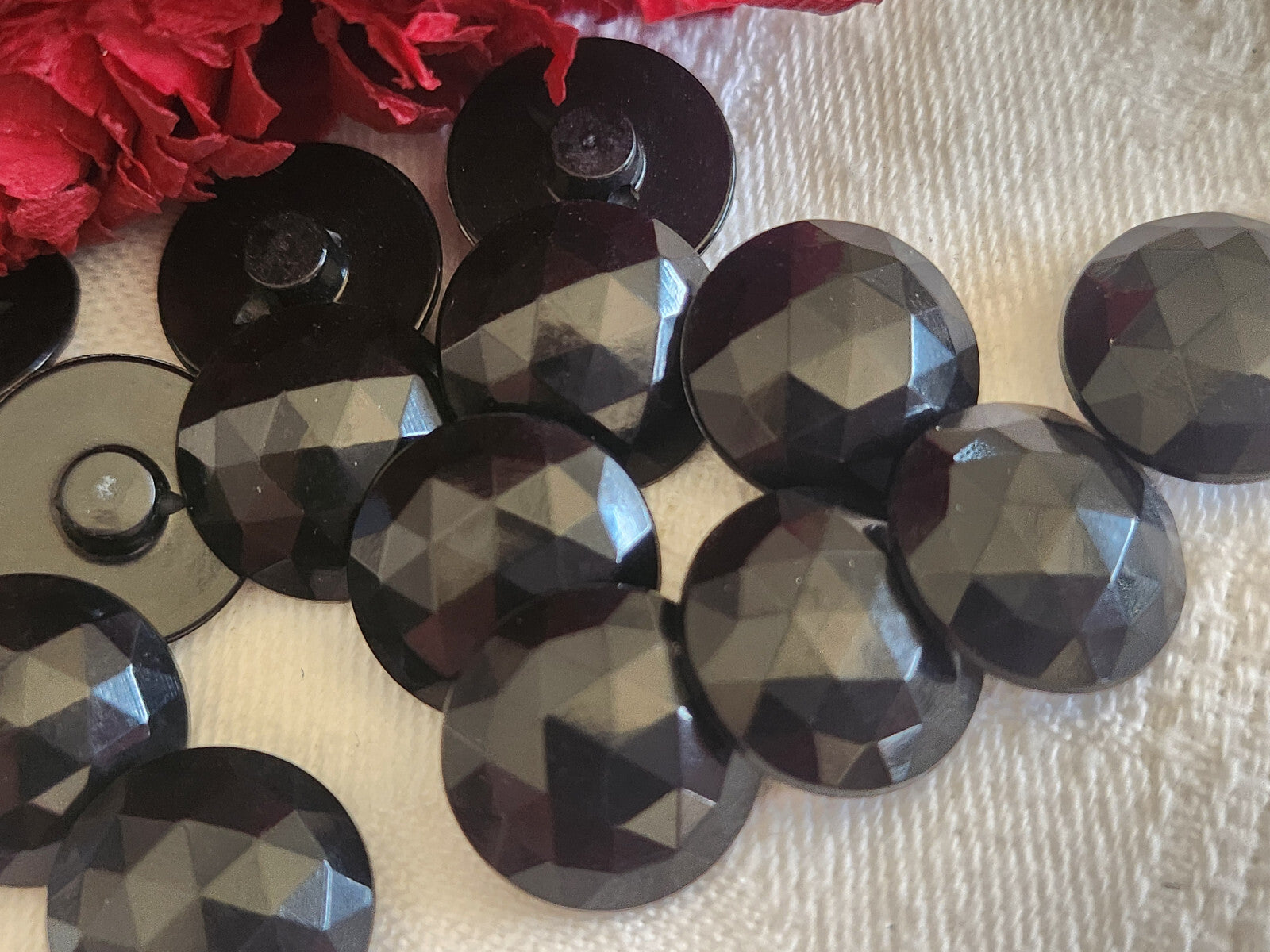 Lot 16  boutons vintage noir effet facette acrylique pied 1,4 cm ref 803
