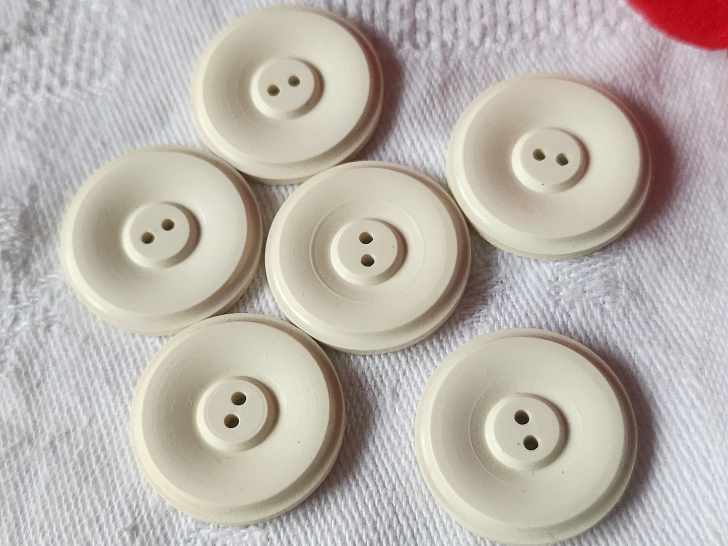 Lot 6  boutons vintage créme fin  2,2 cm à trous ref 0051
