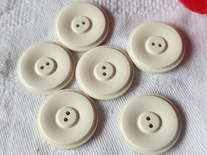 Lot 6  boutons vintage créme fin  2,2 cm à trous ref 0051
