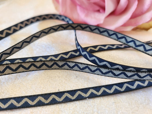 Galon fin motif gris bleu blanc zigzag 5 mètres sur 0,5 cm A2