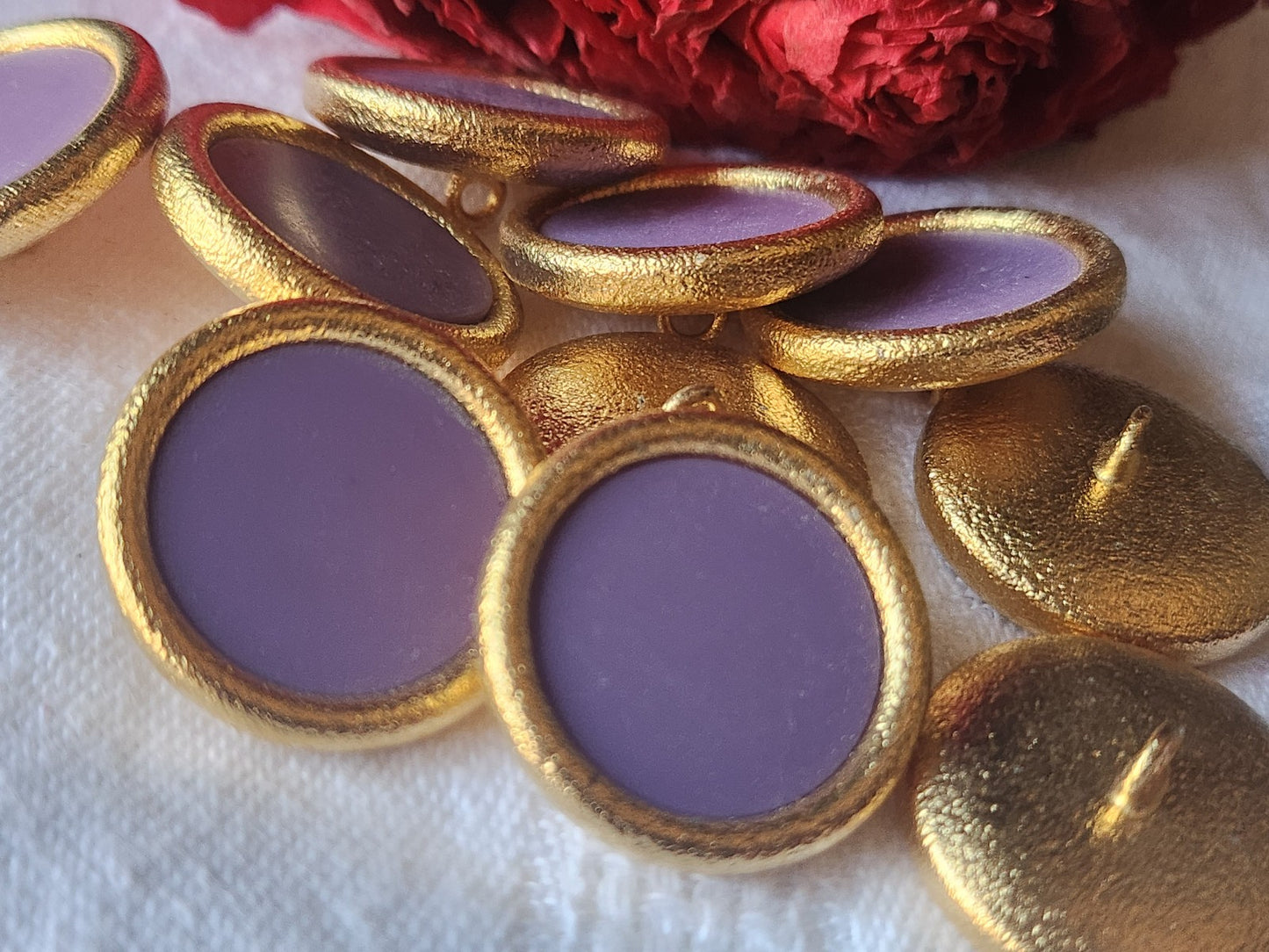 Lot 6 jolis  boutons vintage en métal lourd doré violet 2,3 cm ref 5307