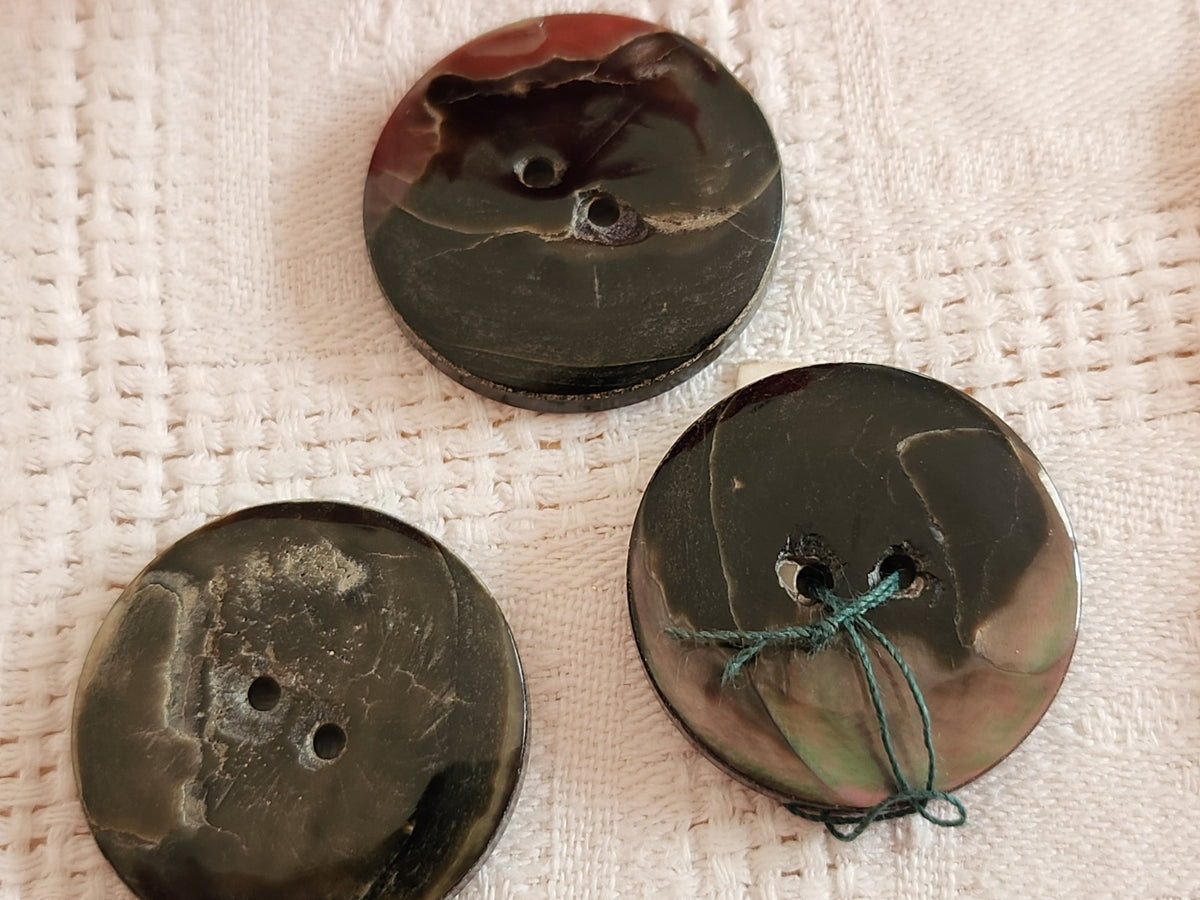 Trio boutons anciens en nacre gris étiquette  à trous 2,7 cm 27 mm D17E